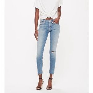 MOTHER Jeans Looker Ankle Fray in Love Gun